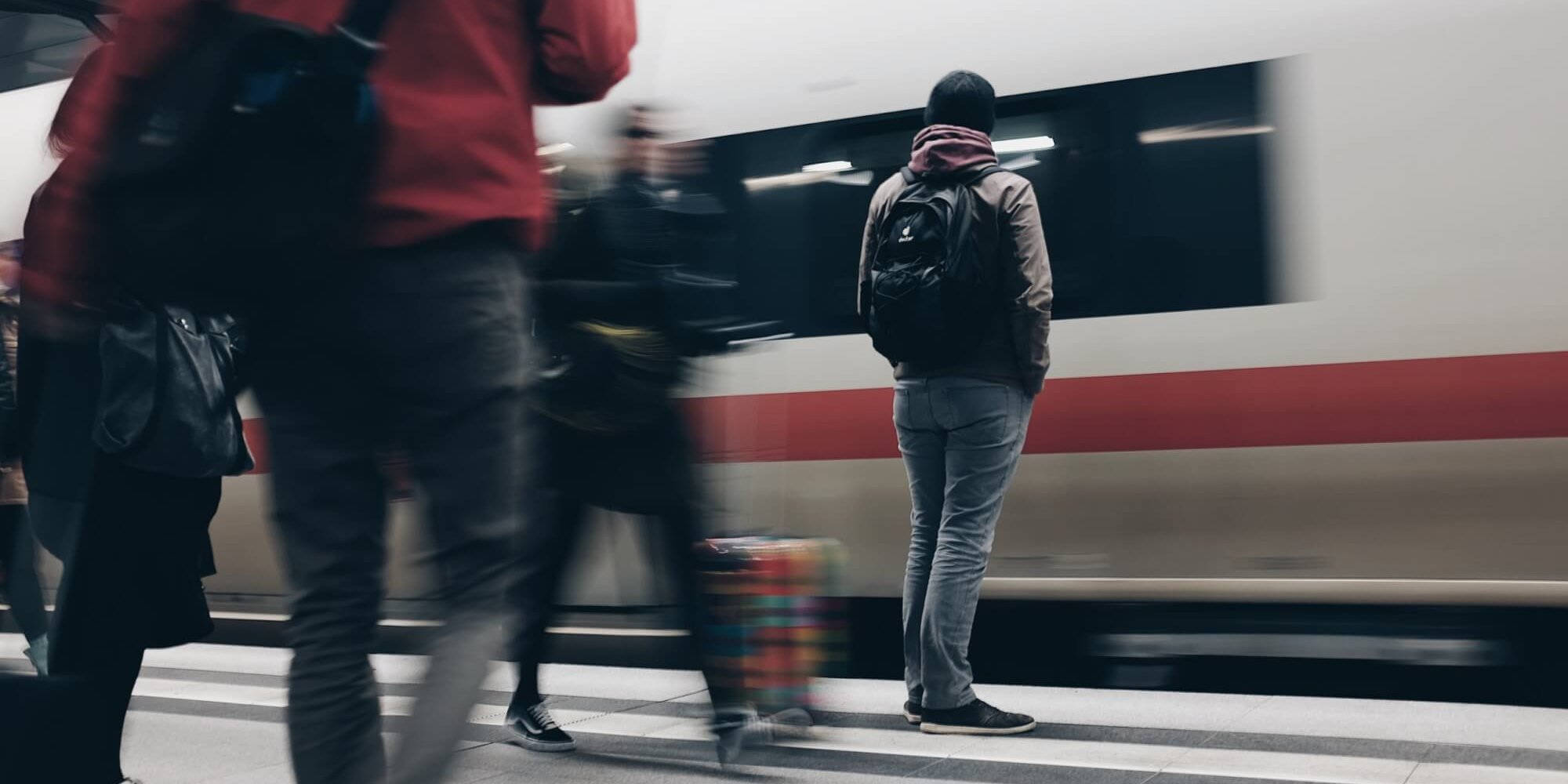 Guide für günstige Bahntickets: Reisende warten am Gleis auf einen einfahrenden ICE.