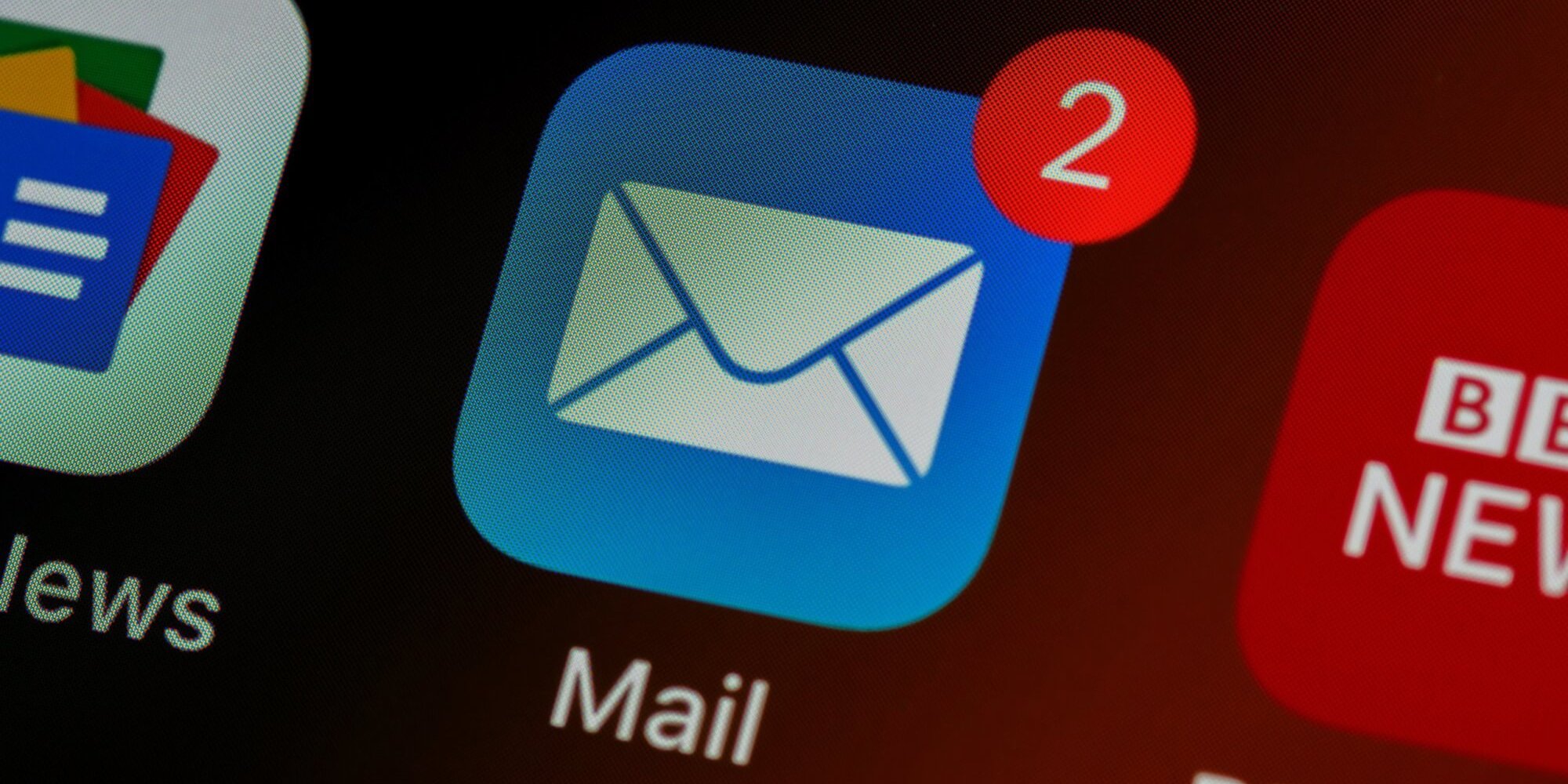 Zwei ungelesene Mails in einem E-Mail-Postfach. Ich teile sechs Newsletter-Tipps für Journalist:innen.