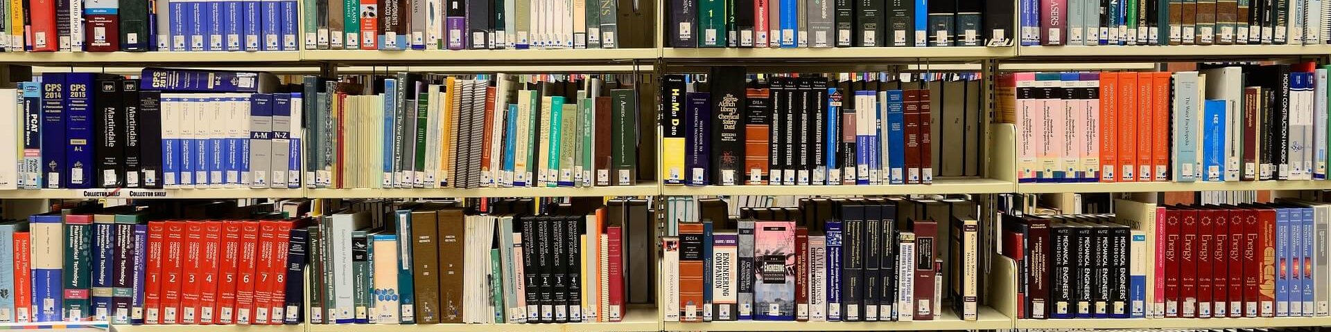 Eine Bibliothek in einer Universität. An einigen Universitäten in Deutschland kannst du Journalismus studieren.