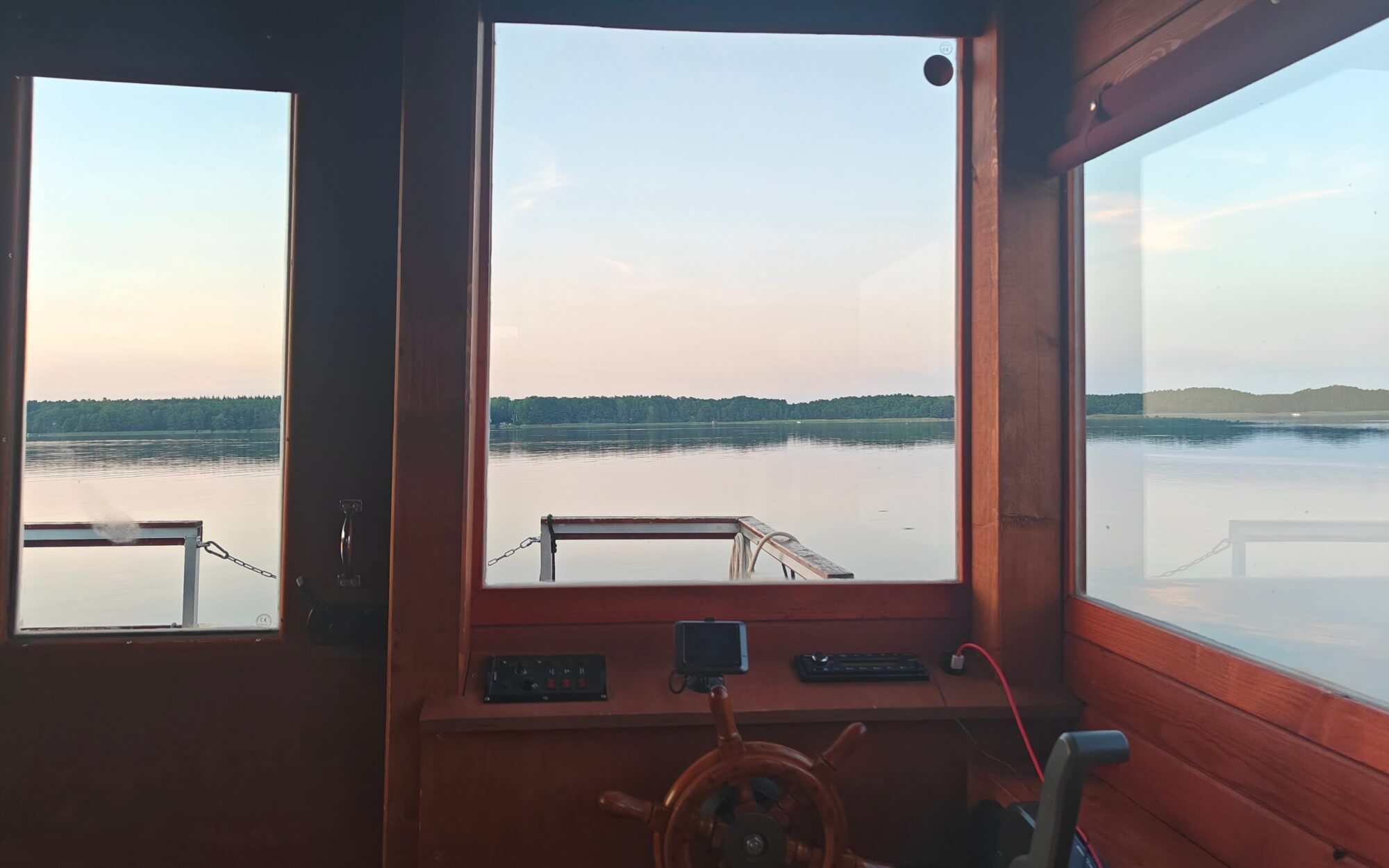 Hausboot mieten in MV: Ausblick vom Steuerstand auf der Ontario Prime