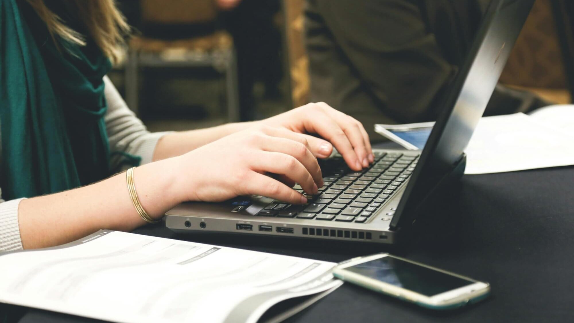 Dokumente auswerten mit KI: Eine Person recherchiert am Laptop